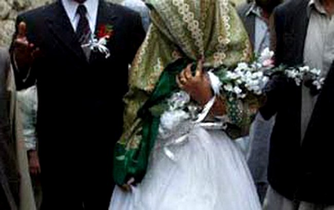 یک جشن عروسی دسته جمعی در نیمروز برگزار شد