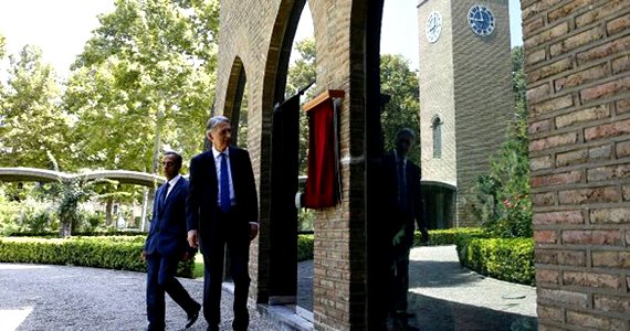 با شعار های مرگ بر انگلیس سفارت های ایران و انگلیس بازگشایی شدند