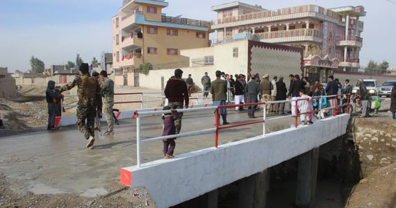 در مراسم بهره برداری از این پل، شماری از مسئولان دولتی نیز شرکت داشته اند و بهره برداری از این پل را گامی ارزنده در راستای ایجاد تسهیلات به ساکنان این منطقه دانسته‌اند.