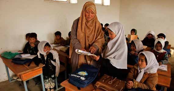 آموزگاران در غور: 8 ماه است که معاش نگرفتیم