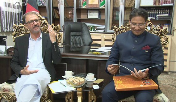 والی نیمروز با جنرال کنسول هند در دفتر کارش ملاقات کرد