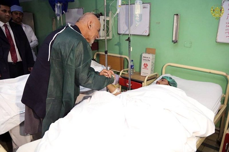 دیدار رئیس جمهور افغانستان از مجروحان حملات اخیر در کابل