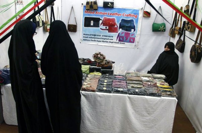 زنان هراتی، بازار مناسبی برای فروش محصولات تولیدی شان ندارند
