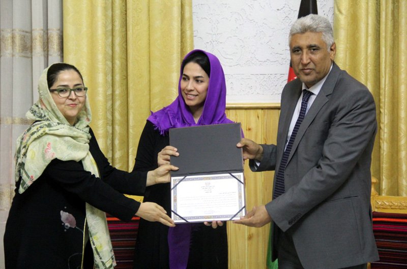 برگزارکنندگان نمایشگاه «لبخند خواهرمن» در هرات تقدیر شدند