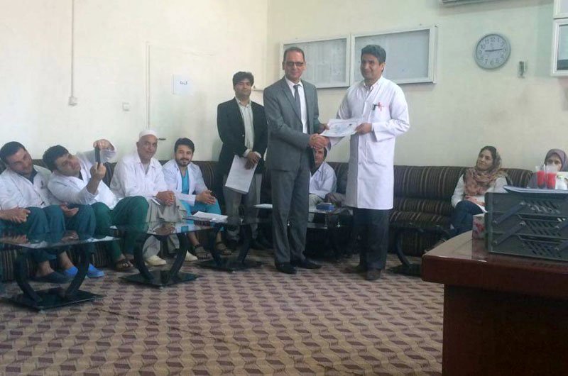 شماری از کارمندان بیمارستان مرکزی هرات از سوی مقام ولایت تقدیر شدند