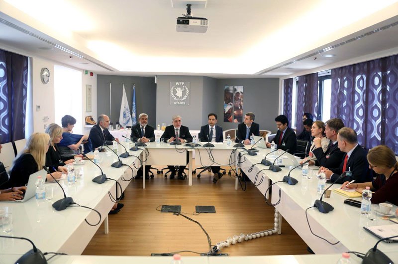 داکتر عبدالله رئیس اجراییه افغانستان، ‌بعد از اشتراک در نشست سالانه‌ی هیئت اجرایی برنامه جهانی غذا با نمایندگان کشورهای کمک کننده برای افغانستان دیدار کرد.   او در این نشست ظمن تشکر از کمک‌ های این کشورها