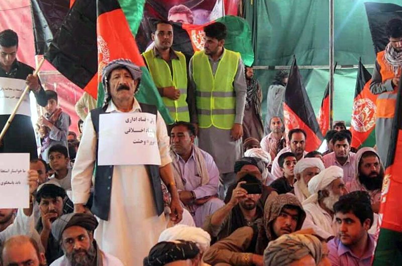 تحصن ساکنان نیمروز وارد پنجمین روز خود شد