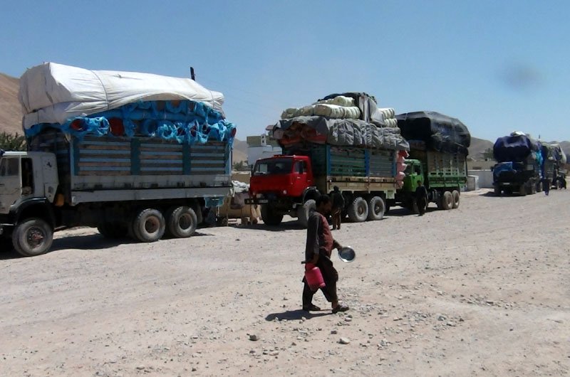 متوقف شدن 10 موتر باری به علت قاچاق قالی در بادغیس