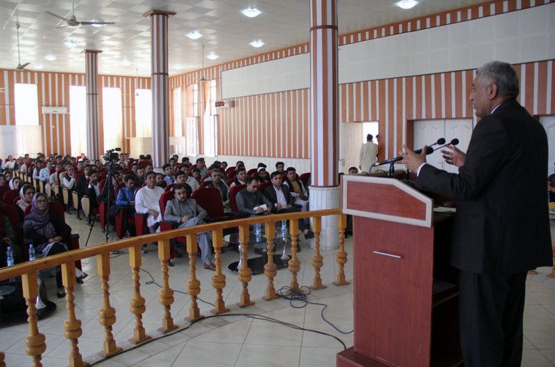 والی هرات: جوانان باید در تصمیم‌گیری ها سهم بگیرند