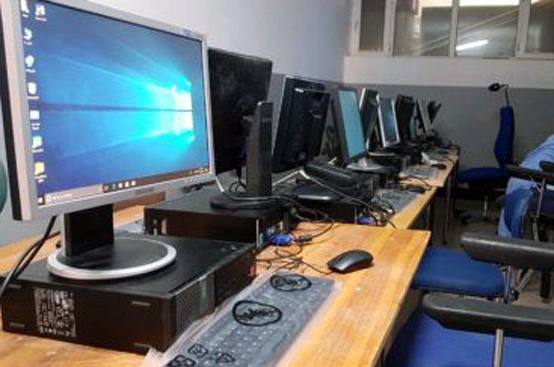 کمک‌های کشور نمارک به معارف و بخش صحی ولایت بادغیس توزیع شد