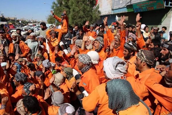 کارمندان بخش تنظیف شهرداری هرات در برابر این اداره دست به اعتراض زدند