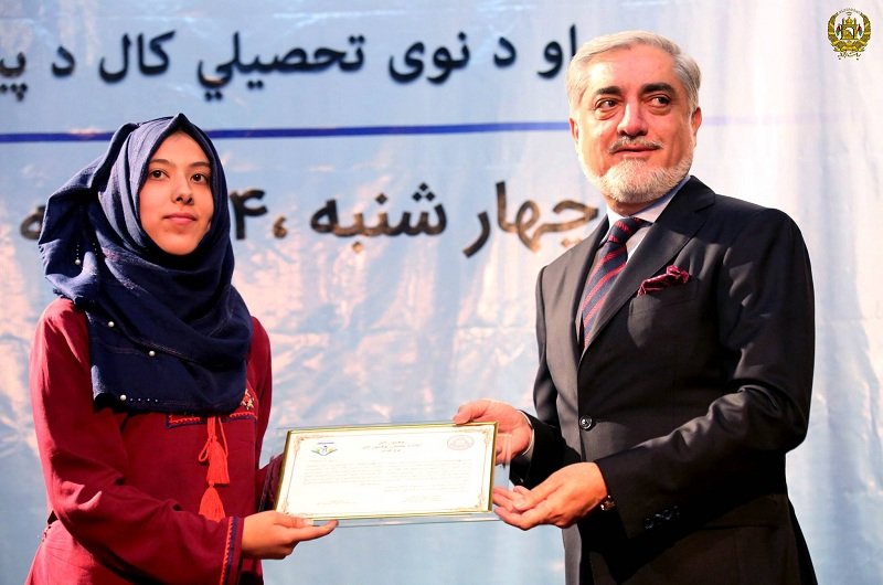 عبدالله عبدالله از 3 دانش آموز برتر آزمون کانکور امسال تقدیر کرد