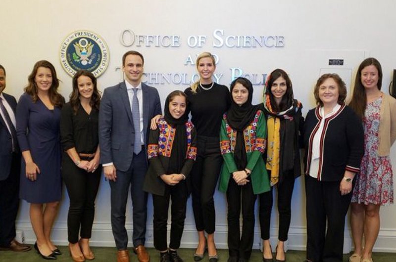 دیدار ایوانکا ترامپ با تیم دختران روباتیک کشور