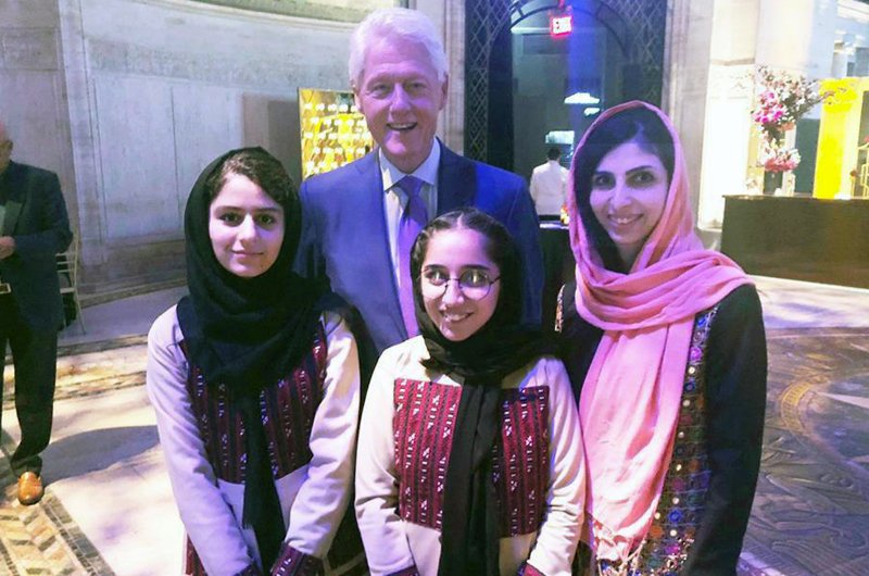 دیدار دختران روباتیک کشور با بیل کلینتون