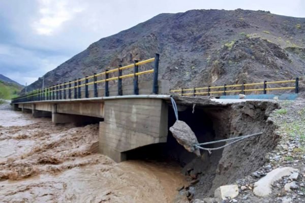 سیلاب در افغانستان به جاده ها هم امان نداد