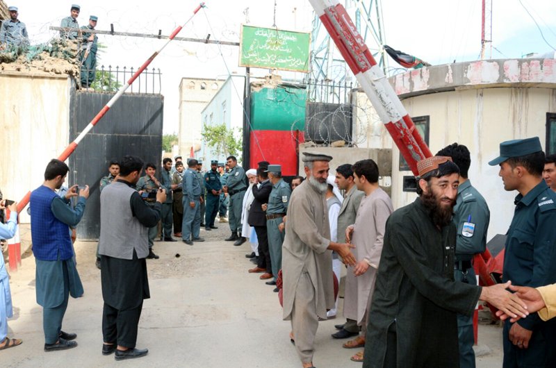 رییس جمهور فرمان آزادی ۲۵ زندانی را از زندان مرکزی بادغیس صادر کرد