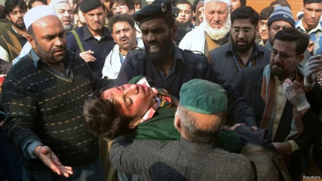 در حمله طالبان پاکستان به یک مدرسه دست کم 126 نفر کشته شدند