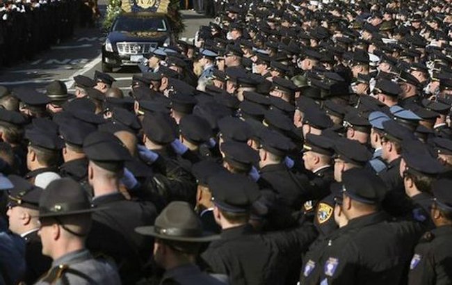 تجمع ده هزار نفری در مراسم خاک سپاری مامور پولیس نیویورک