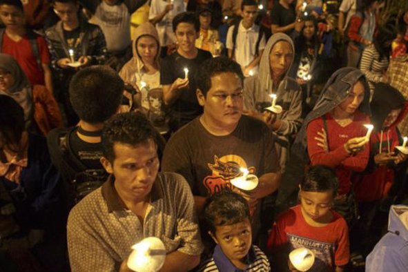 مردم اندونیزی سوگواری خود را برای مسافران هواپیمای ایرآسیا ابراز کردند