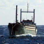 مهاجران رهاشده در یک کشتی باری وارد ایتالیا شدند