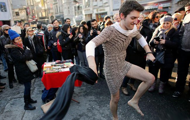 اعتراض مردان دامن‌پوش در پی خشونت‌ها علیه زنان