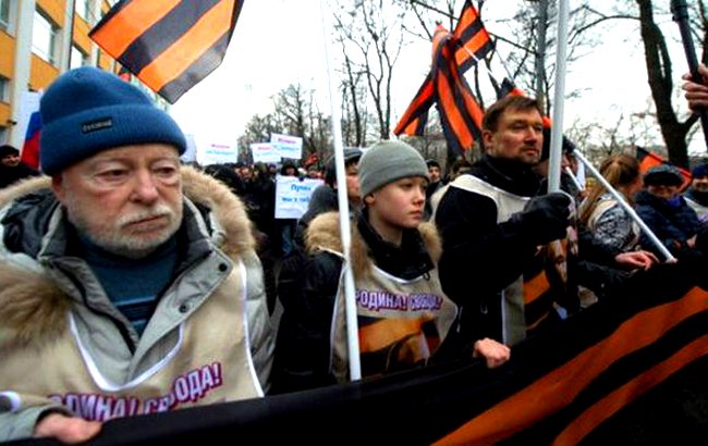 طرفداران دولت روسیه در سالگرد “کودتا” اوکراین در مسکو راهپیمایی می‌کنند