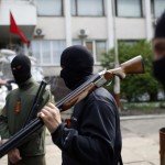 شورشیان طرفدار روسیه سلاح‌های سنگین خود را تحویل می‌دهند