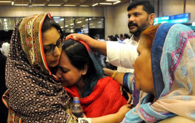 خروج شهروندان هند و چین از میان بمباران هوایی در یمن