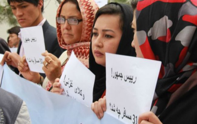 اعتراض نهادهای مدنی غزنی در ارتباط به ‘بی‌توجهی دولت’ نسبت به سرنوشت ۳١ مسافر مسیر قندهار – کابل