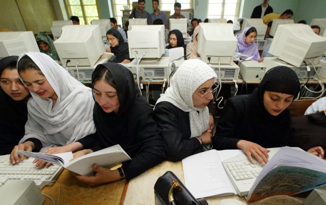 دسترسی دانش آموزان افغان به آموزش آنلاین