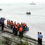 عملیات نجات سرنشینان کشتی غرق شده در یانگ تسه جریان دارد