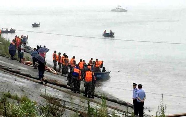 عملیات نجات سرنشینان کشتی غرق شده در یانگ تسه جریان دارد