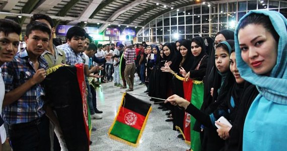 استقبال گرم افغان های مقیم در مشهد از ملی پوشان افغان