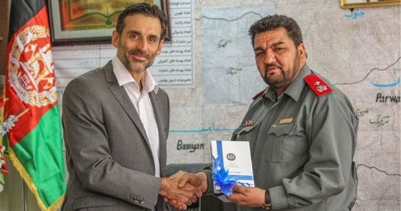 توزیع کتاب‌ راهنما به نیروهای پلیس