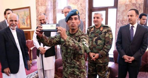 غنی به سرباز مدافع پارلمان یک خانه جایزه داد