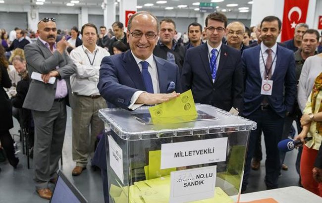 رای دهندگان ترکیه در پای صندوق های رای