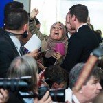 یک زن سیسی را قاتل خطاب کرد