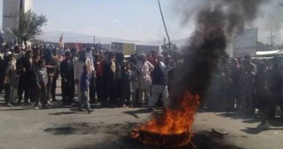 ده ها تن از مردم پروان شاهراه کابل – شمال را مسدود کردند