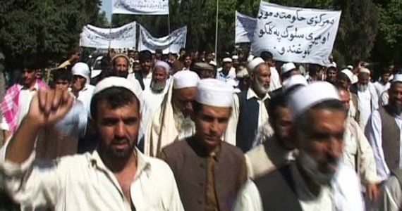 راهپیمایی صدها تن در جلال آباد به دلیل قطع برق