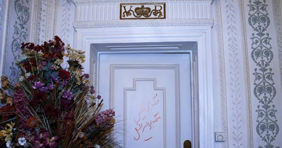 با شعارهای مرگ بر انگلیس سفارت‌های ایران و انگلیس بازگشایی شدند