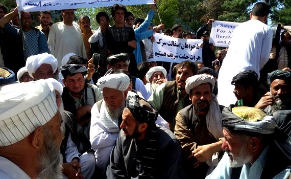 خرابی بزرگ‌راه هرات چشت معترضان را به دفتر والی کشاند