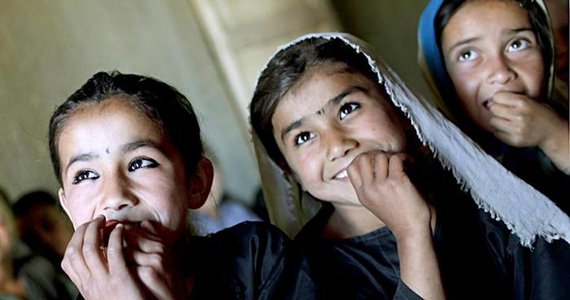 کودکان دورمانده از درس آموزش داده می‌شوند