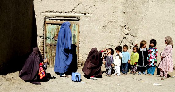 یک واکسیناتور پولیو کشته و ۶ تن دیگر مجروح شده‌اند