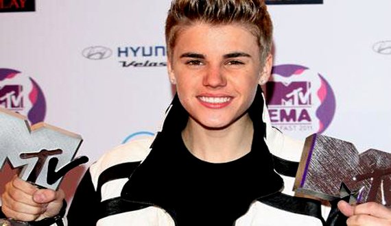 جستین بیبر پنج جایزه از ام‌تی‌وی گرفت