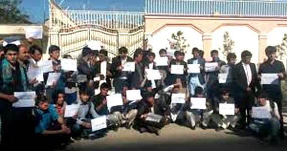 جوانان بی‌کار دروازه وزارت کار و امور اجتماعی را بسته‌اند