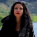 زن انگلیسی ۲ دختر خورد سنش را به وسیله خنجر کشت