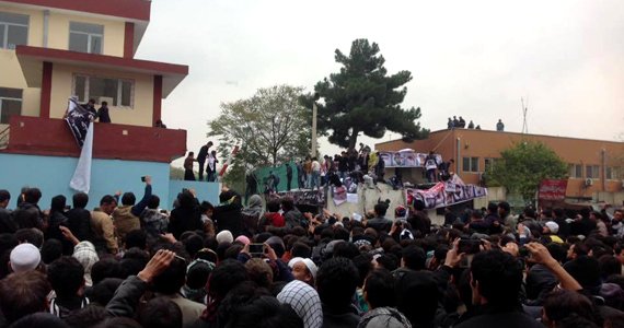 معترضین درصدد عبور از دیوارهای ارگ هستند