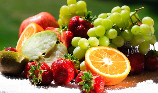 راه حل‌های تغذیه‌ای برای جلوگیری از سفیدی مو و تقویت موها