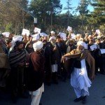 اعتراض ده‌ها باشنده ولسوالی رباط سنگی در مقابل دفتر کار والی