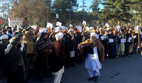 اعتراض ده‌ها باشنده ولسوالی رباط سنگی در مقابل دفتر کار والی